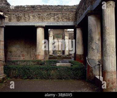 Cortile, Casato di Loreo Tiburtinus (Casato di Ottavio Quartio), Pompei, Italia, 2002. La città romana di Pompei fu sepolta sotto i 4 - 6 metri (13 - 20 piedi) di cenere vulcanica e pomice durante l'eruzione del Vesuvio nel 79 d.C. Foto Stock