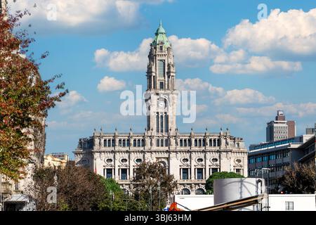 Porto, Portogallo - 2 novembre 2024: Municipio di Porto (Camara Municipal do Porto) e Piazza General Humberto Delgado (Praca General Humberto Delgad Foto Stock