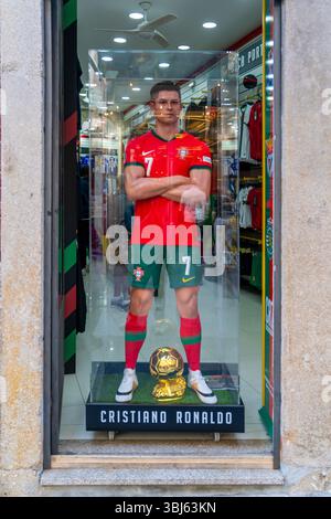 Porto, Portogallo - 2 novembre 2024: Statua di cera in una vetrina di un negozio sportivo Foto Stock