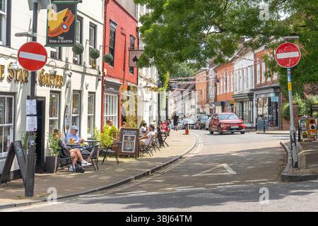 Droitwich, Regno Unito. 13 giugno 2025. Meteo nel Regno Unito: Le persone sono sedute in bar all'aperto mentre si sorseggia un drink sotto il sole glorioso nella storica città termale di Droitwich. Crediti: Lee Hudson/Alamy Live News Foto Stock