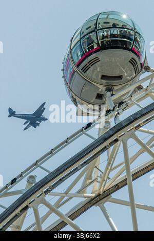 Londra, Regno Unito. 13 giugno 2025. Un 1944 De Havilland D.H.89A Dragon rapide servito, che con la RAF dal 1945 al 1947, vola oltre baccelli sul London Eye, che sono pieni di turisti che si godono le notti soleggiate - Un'onda di calore estiva porta al clima soleggiato e consente al turista di godersi le attività all'aperto a Londra. Crediti: Guy Bell/Alamy Live News Foto Stock