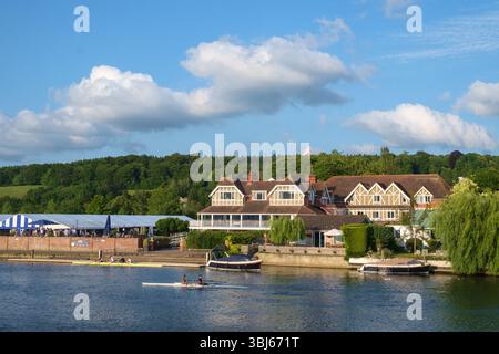 Leander Club, Henley-on-Thames, con il sole della sera, il cielo blu e le nuvole di Cumulus Foto Stock
