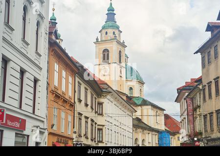 Slovenia, Lubiana - 23 settembre 2022: Scopri l'affascinante piazza storica con le iconiche torri situate in Slovenia Foto Stock