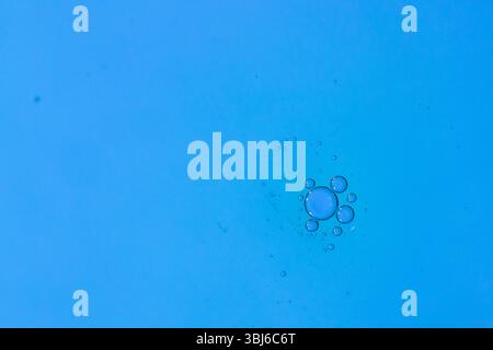 Macro shot di emulsione acqua-olio su sfondo colorato Foto Stock