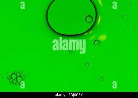 Macro shot di emulsione acqua-olio su sfondo colorato Foto Stock