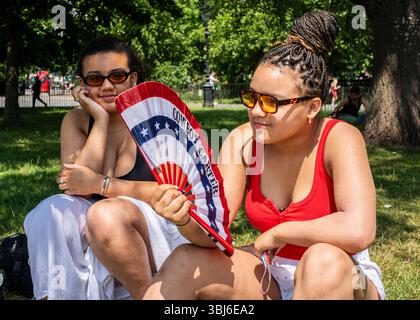 Londra, Regno Unito. 13 giugno 2025. I londinesi e i turisti erano oggi fuori nel centro di Londra, godendosi il clima caldo e il sole, con temperature fino a 28 gradi. Crediti: ernesto rogata/Alamy Live News Foto Stock