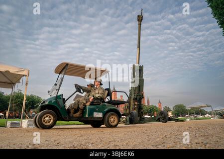 Washington, Stati Uniti. 13 giugno 2025. Un obice siede sul National Mall in preparazione della celebrazione e parata del 14 giugno 250th anniversario dell'esercito che si terrà a Washington, DC., venerdì 13 giugno 2025. Foto di Ken Cedeno/UPI credito: UPI/Alamy Live News Foto Stock