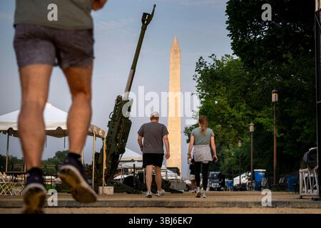 Washington, Stati Uniti. 13 giugno 2025. Un obice siede sul National Mall in preparazione della celebrazione e parata del 14 giugno 250th anniversario dell'esercito che si terrà a Washington, DC., venerdì 13 giugno 2025. Foto di Ken Cedeno/UPI credito: UPI/Alamy Live News Foto Stock
