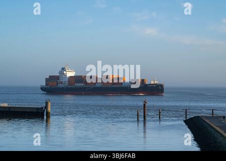 Contenitore nave sul fiume Elba Foto Stock