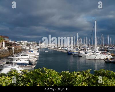 Marina Rubicon Resort Harbour Lanzarote, cieli suggestivi e scuri in alto, con l'avanzare del maltempo davanti alle Isole Canarie Lanzarote Spagna Foto Stock