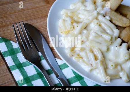 Londra Regno Unito, 13 giugno 2025, Macaroni classici con pasto di pasta al formaggio Foto Stock