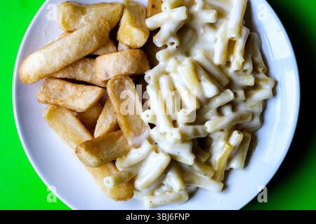 Londra Regno Unito, 13 giugno 2025, Macaroni classici con pasto di pasta al formaggio Foto Stock