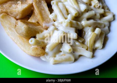 Londra Regno Unito, 13 giugno 2025, Macaroni classici con pasto di pasta al formaggio Foto Stock