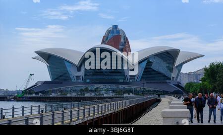 Deniz Mall, uno dei più grandi centri commerciali di Baku, Azerbaigian. Foto Stock