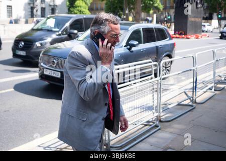 L'ambasciatore STATUNITENSE nel Regno Unito Warren A. Stephens arriva all'Ufficio del Gabinetto di Whitehall, nel centro di Londra, a seguito di una riunione del Cobra. Data foto: Venerdì 13 giugno 2025. Foto Stock