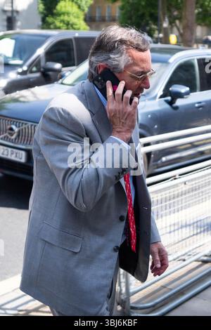 L'ambasciatore STATUNITENSE nel Regno Unito Warren A. Stephens arriva all'Ufficio del Gabinetto di Whitehall, nel centro di Londra, a seguito di una riunione del Cobra. Data foto: Venerdì 13 giugno 2025. Foto Stock