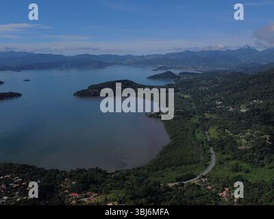 Vista su Paraty, Rio de Janeiro, mostra la lussureggiante foresta atlantica, le vivaci coste e molte piccole isole nel mare scintillante. Foto Stock