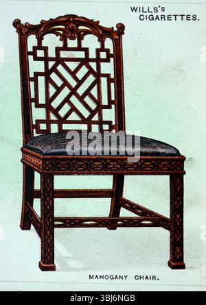 Sedia in mogano della metà del XVIII secolo, il suo design è modellato su sedie cinesi dell'epoca. Le gambe e il telaio del sedile mostrano il bellissimo reticolo a rilievo intagliato che è stato adattato dagli stili cinesi. Questa immagine proviene da una carta di sigaretta nella prima serie di 25 carte, Old Furniture, che è stata pubblicata nel 1923 dalla casa produttrice di tabacco W. D. & H. O. Wills. Foto Stock