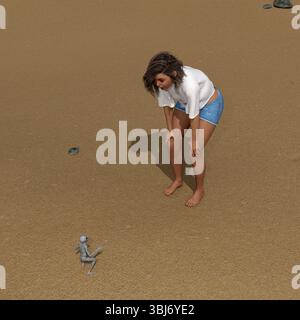 illustrazione in 3d di un piccolo alieno che guarda una donna sorpreso mentre si trova su una spiaggia di sabbia dura. Foto Stock