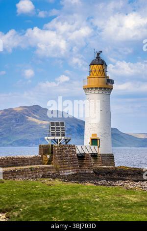 Faro di Tobermory con Ben Hiant sulla penisola di Ardnamurchan, Isola di Mull, Scozia Foto Stock