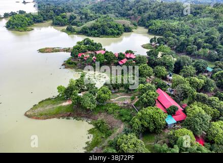 Veduta aerea del lago Kaptai, Rangamati, Bangladesh. Vista aerea di un tranquillo lago circondato da lussureggianti foreste verdi e Rolling Hills. Foto Stock