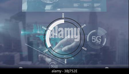 Toccare la mano di un adulto utilizzando un tablet in ufficio con vista sullo skyline, icona olografica 5G. Foto Stock