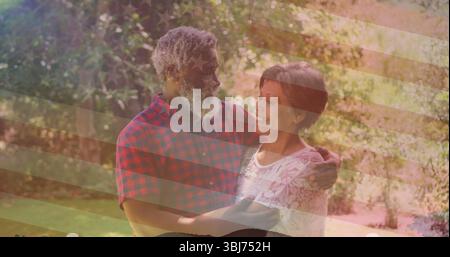 Abbraccia una coppia matura che si scambia sorrisi caldi in un cortile illuminato dal sole, con top in pizzo e camicia a scacchi Foto Stock