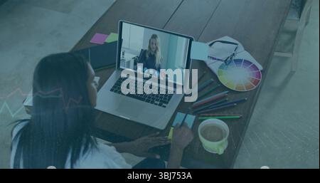 Prendere appunti alla grafica che partecipa a una riunione presso la scrivania dell'ufficio domestico, con laptop e spazio fotocopie Foto Stock