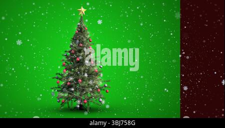 Un albero di Natale decorato in uno studio con topper stellato d'oro, luci e fiocchi di neve cadenti Foto Stock