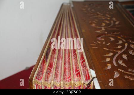 Una vista ravvicinata dei mantici di un armonium tradizionale, uno strumento musicale classico. I soffietti, situati sul lato posteriore dell'armonium. Foto Stock