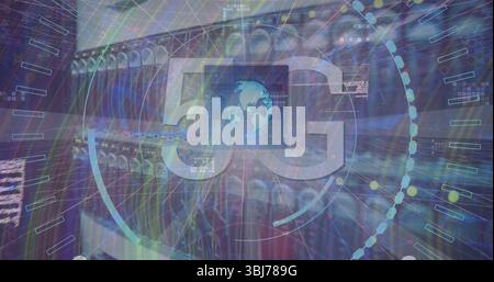 Proietta il simbolo olografico del 5G con l'icona del globo che si trova sopra il data center, mostrando i rack server Foto Stock