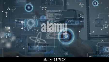 Esplorando una donna anziana che indossa un visore VR e interagisce con pannelli olografici in laboratorio, spazio di copia Foto Stock