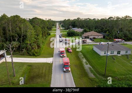 Soccorritori che indagano sul rischio di incendio di abitazioni private. Personale di servizio di emergenza che risponde a un incidente di monossido di carbonio in Florida residenziale Foto Stock