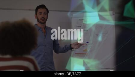 Presentando un uomo in camicia che punta sulla lavagna a fogli mobili che mostra grafici a barre e grafici a torta nella sala conferenze Foto Stock