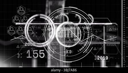 Visualizzazione dell'HUD circolare centrale sullo sfondo del laboratorio, con anelli olografici e letture numeriche Foto Stock
