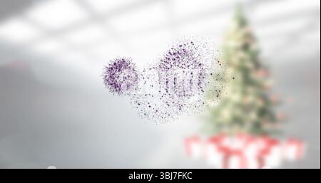 Due sfere di particelle viola galleggianti in una grande camera con albero di Natale decorato e regali avvolti Foto Stock