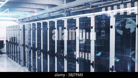 Rack server tower in piedi che si trovano nel corridoio della sala server, con passerelle per cavi sospese e sovrapposizione digitale Foto Stock