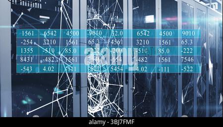 Visualizzazione di armadi server centrali in esecuzione nella sala server con cavi dati e sovrapposizione dati numerici Foto Stock