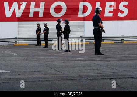 Los Angeles, Stati Uniti. 12 giugno 2025. La polizia fa la guardia durante le proteste sulle politiche di immigrazione del presidente Donald Trump. Trump ha inviato la Guardia Nazionale della California e i Marines degli Stati Uniti a Los Angeles per l'obiezione del governatore e sindaco. Credito: SOPA Images Limited/Alamy Live News Foto Stock
