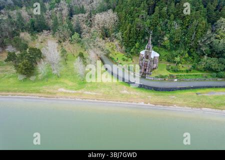 La misteriosa Cappella gotica di José do canto a Lagoa das Furnas, vista aerea del drone delle Azzorre Foto Stock