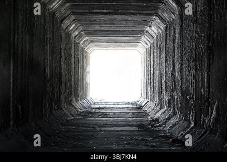 Tunnel quadrato vuoto in calcestruzzo. Tombini scatolati essiccati. Foto Stock