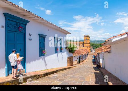 Barichara, Santander, Colombia, 11 ottobre 2024. Vista sopraelevata di una pittoresca strada acciottolata con case coloniali colorate e gruppi di touris Foto Stock