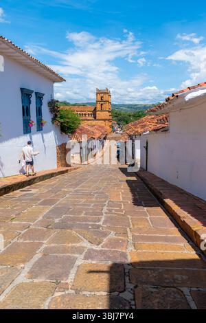 Barichara, Santander, Colombia, 11 ottobre 2024. Vista verticale dalla cima di una strada acciottolata a Barichara, incorniciata da colorate case coloniali Foto Stock