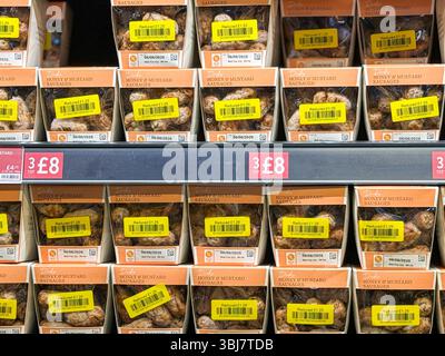Salumi scontati presso gli scaffali dei negozi M&S: I prezzi gialli evidenziano le offerte più gustose sui piatti più gustosi pronti da asporto. Foto Stock