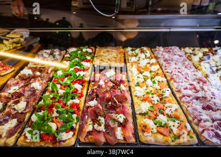Focaccia italiana tradizionale condita con affettati e formaggi italiani assortiti, servita fresca come piatto culturale saporito e saporito. Foto Stock