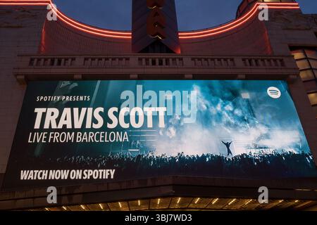 Il cartellone digitale nel West End di Londra promuove Travis Scott Live da Barcellona: Guardalo ora su Spotify per un'esclusiva atmosfera da concerto. Foto Stock