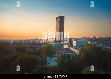 Belgrado, Serbia - 12 giugno 2025: Edificio Beogradjanka in primavera, in centro città. Foto Stock