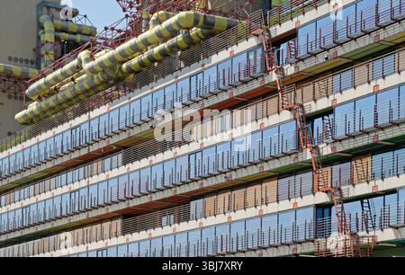 Uniklinik RWTH Aachen Aachen, 11.06.2025: Uniklinik RWTH Aachen, Südfassade. DAS Aachener Klinikum in der Kulturlandschaft von Melaten ist Beispiel der technischen moderne wie das Centre Pompidou a Parigi. Architetto: Weber, marchio e partner. Bauzeit: 1971-1985. DAS 257 m breite und 134 m tiefe Hauptgebäude steht seit 2008 unter Denkmalschutz. Aachen Pauwelsstraße NRW Deutschland *** RWTH Aachen University Hospital Aachen, 11 06 2025 RWTH Aachen University Hospital, facciata sud l'ospedale Aachen nel paesaggio culturale di Melaten è un esempio di modernismo tecnico come il Centre Pompid Foto Stock