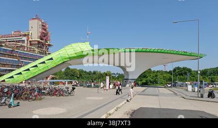 Uniklinik RWTH Aachen Aachen, 11.06.2025: Uniklinik RWTH Aachen mit Hubschrauberlandplatz Helfende Hand. Architetto: OX2architekten Aachen, 2010/11. DAS Aachener Klinikum in der Kulturlandschaft von Melaten ist Beispiel der technischen moderne wie das Centre Pompidou a Parigi. Architetto: Weber, marchio e partner. Bauzeit: 1971-1985. DAS 257 m breite und 134 m tiefe Hauptgebäude steht seit 2008 unter Denkmalschutz. Aquisgrana Pauwelsstraße NRW Deutschland *** ospedale universitario RWTH Aquisgrana, 11 06 2025 ospedale universitario RWTH Aquisgrana con eliporto mano mano Architetti OX2architekten Aache Foto Stock
