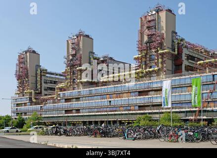 Uniklinik RWTH Aachen Aachen, 11.06.2025: Uniklinik RWTH Aachen, Südfassade. DAS Aachener Klinikum in der Kulturlandschaft von Melaten ist Beispiel der technischen moderne wie das Centre Pompidou a Parigi. Architetto: Weber, marchio e partner. Bauzeit: 1971-1985. DAS 257 m breite und 134 m tiefe Hauptgebäude steht seit 2008 unter Denkmalschutz. Aachen Pauwelsstraße NRW Deutschland *** RWTH Aachen University Hospital Aachen, 11 06 2025 RWTH Aachen University Hospital, facciata sud l'ospedale Aachen nel paesaggio culturale di Melaten è un esempio di modernismo tecnico come il Centre Pompid Foto Stock